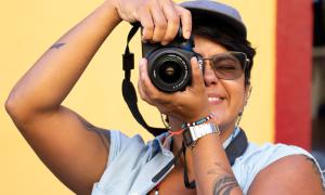 Uma pessoa fotografando